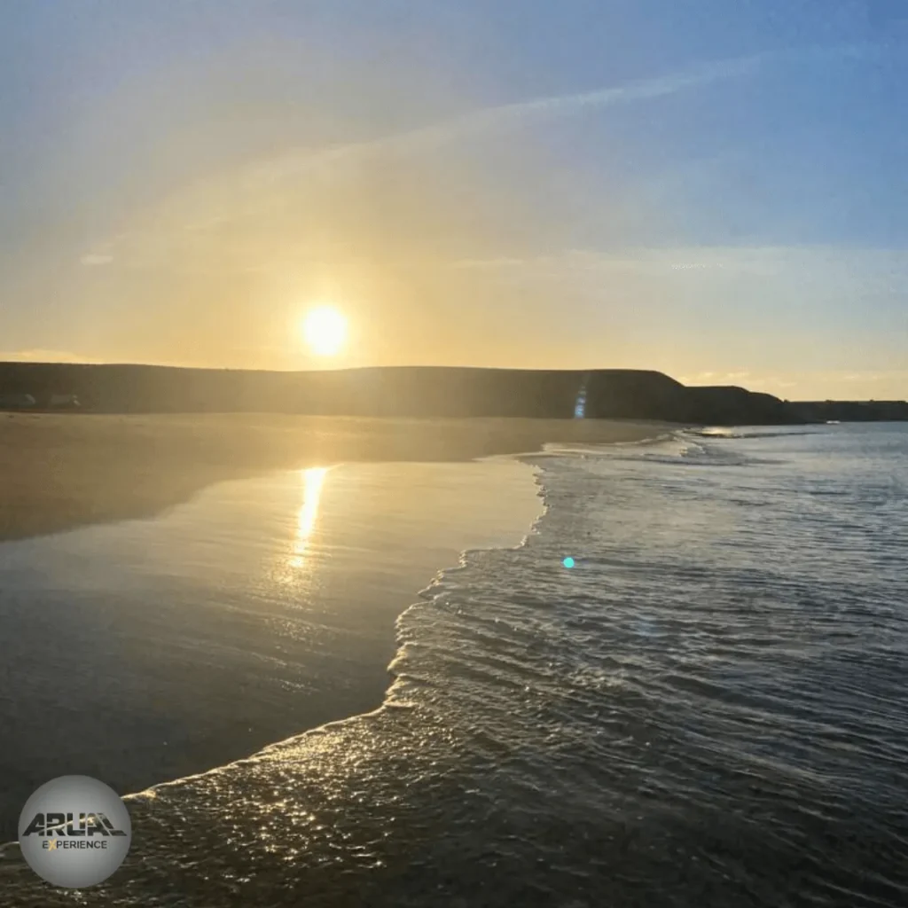 Amanecer en el sur de Lanzarote donde el sol aparece tras el paisaje volcánico mientras el mar acaricia suavemente las arenas doradas de sus playas.