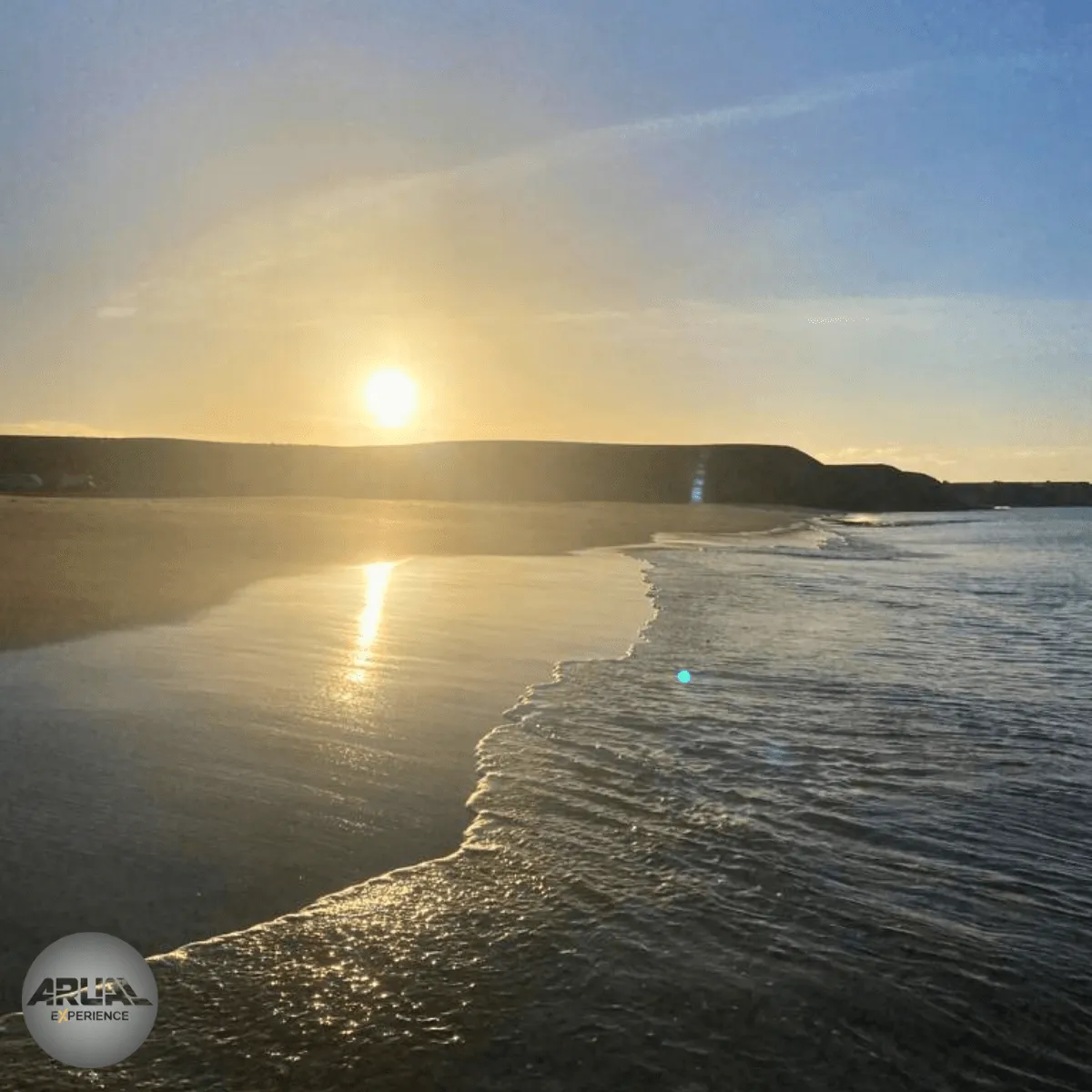 Amanecer sobre la costa de Lanzarote, un entorno natural perfecto para comenzar una aventura náutica con ARUAL Experience.