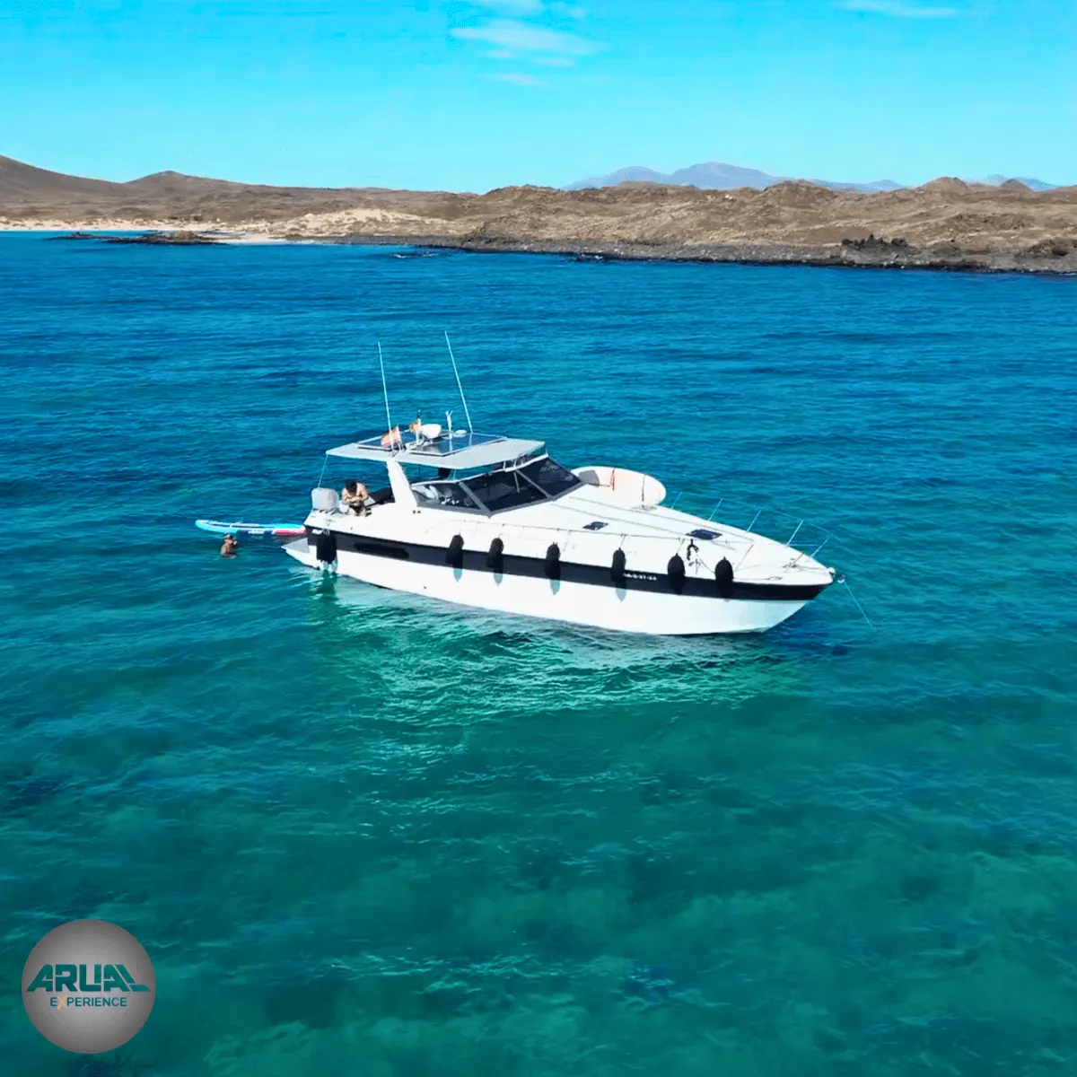 Nuestro barco ARUAL fondeado en aguas tranquilas frente a la Isla de Lobos: una aventura privilegiada en plena naturaleza, ahora también accesible desde Lanzarote.