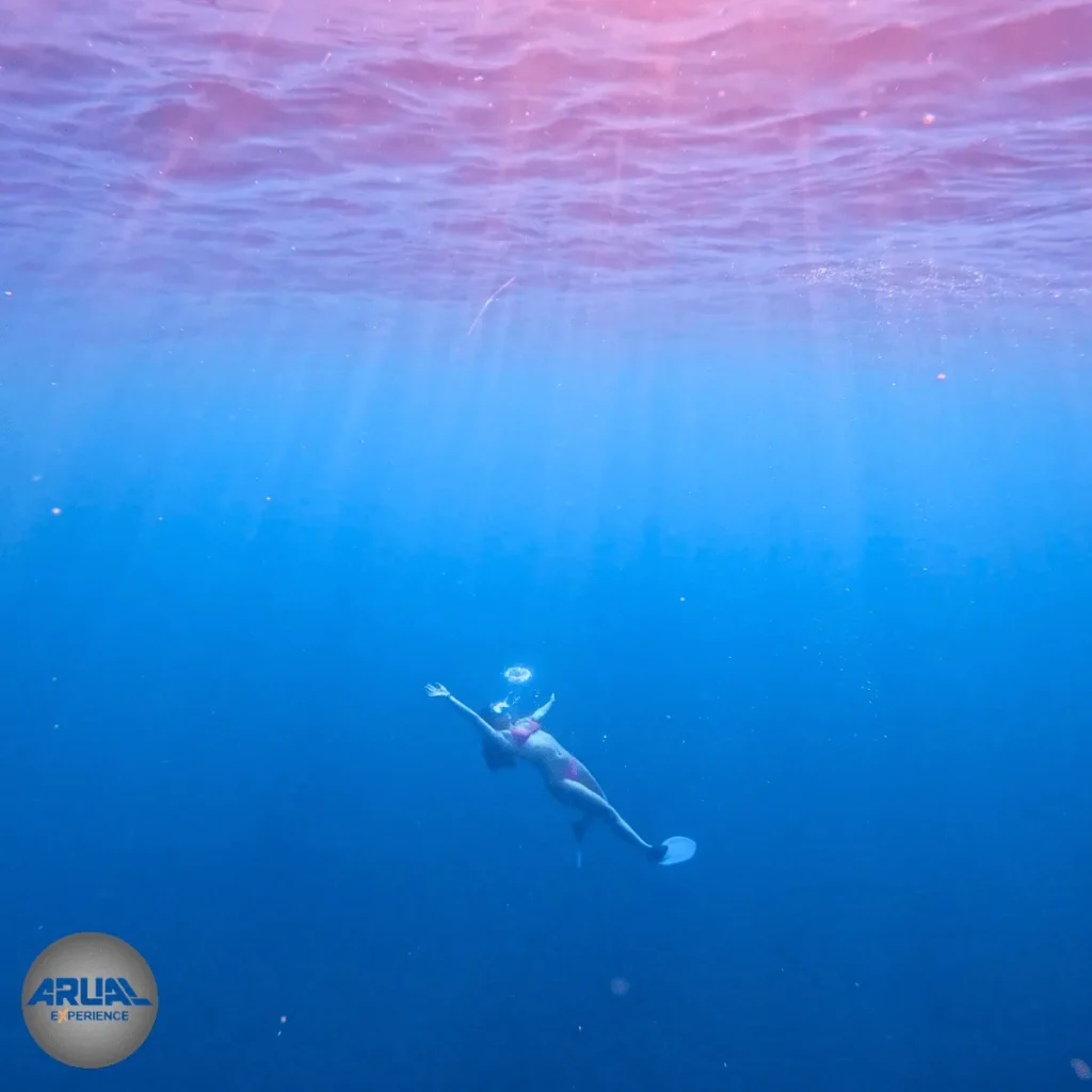 Toma submarina de una cliente disfrutando del snorkel en las aguas cristalinas del Atlántico, mientras nos deleita con un "Bubble Ring" perfecto.