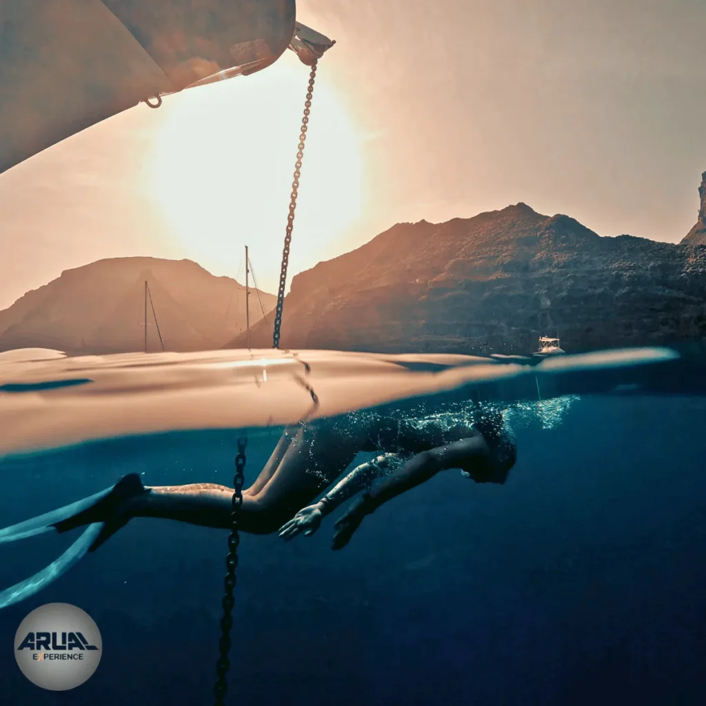 Clientes disfrutando del snorkel, con los paisajes volcánicos de fondo.