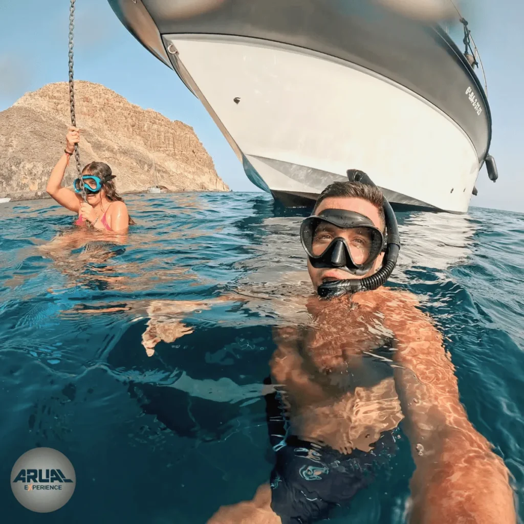 Clientes disfrutando del snorkel bajo la proa del ARUAL.