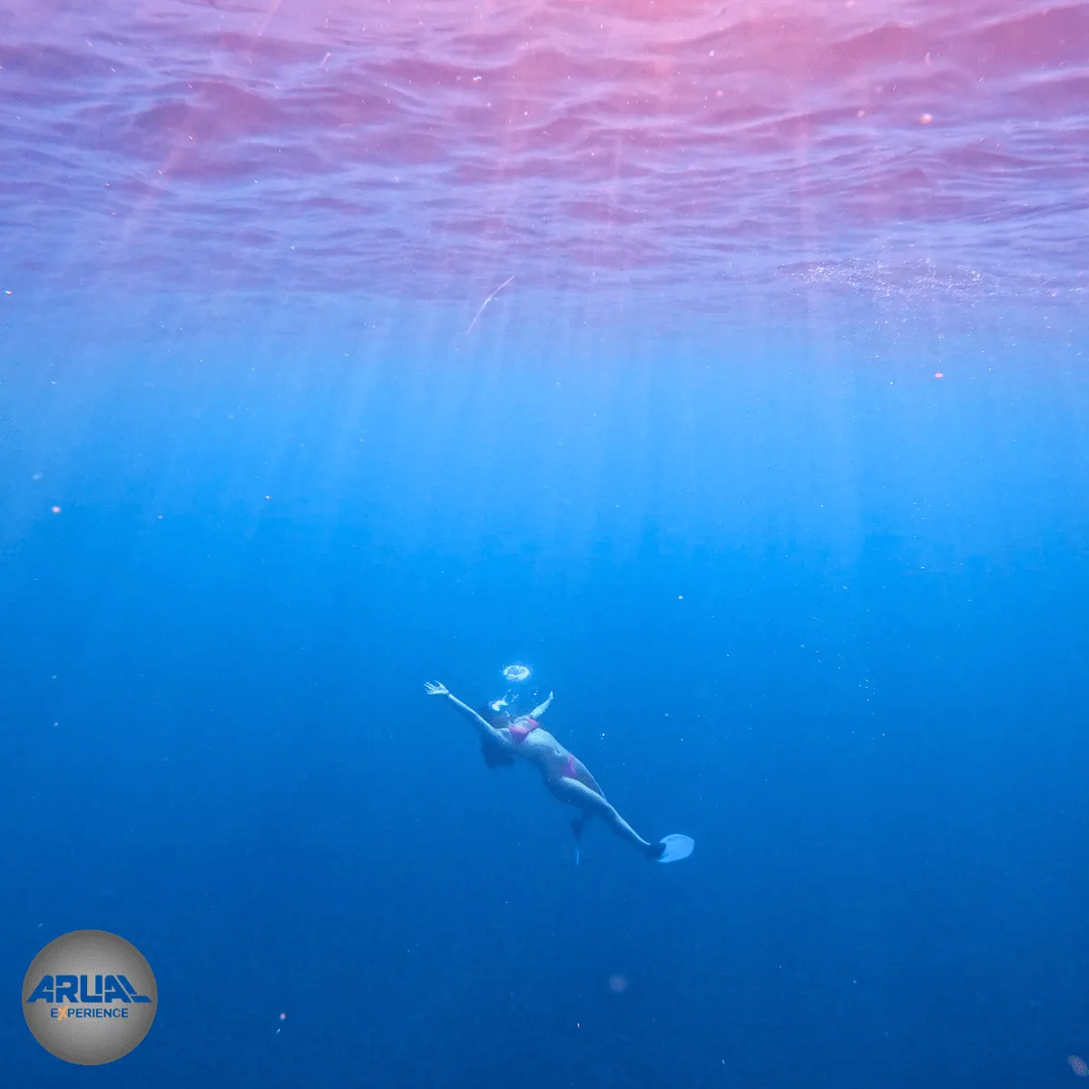 Cliente disfrutando de una travesía en barco por el litoral de Playa Blanca, practicando snorkel en un entorno de tranquilidad y belleza natural.