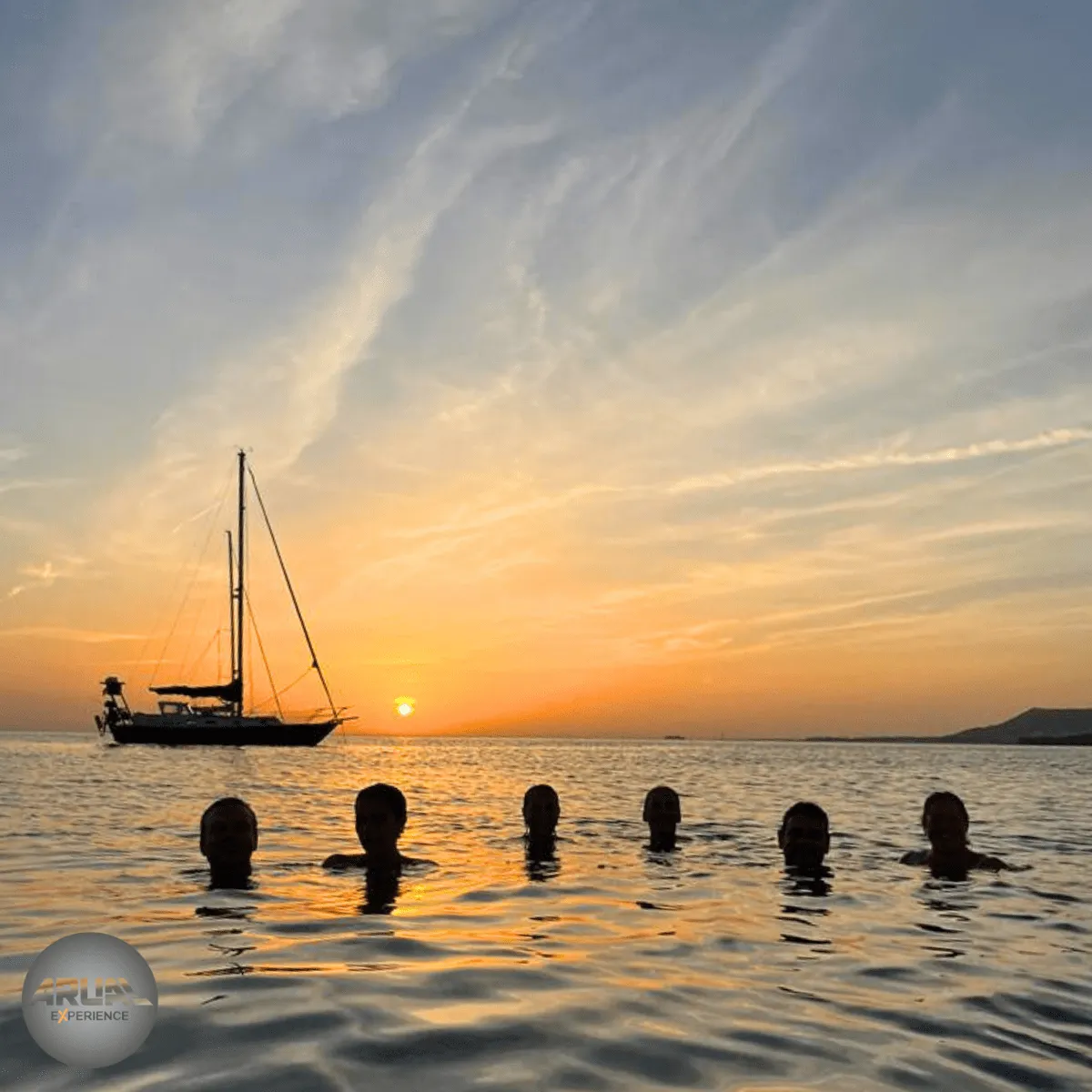 Baño al atardecer en las aguas tranquilas de Lanzarote durante la puesta de sol.