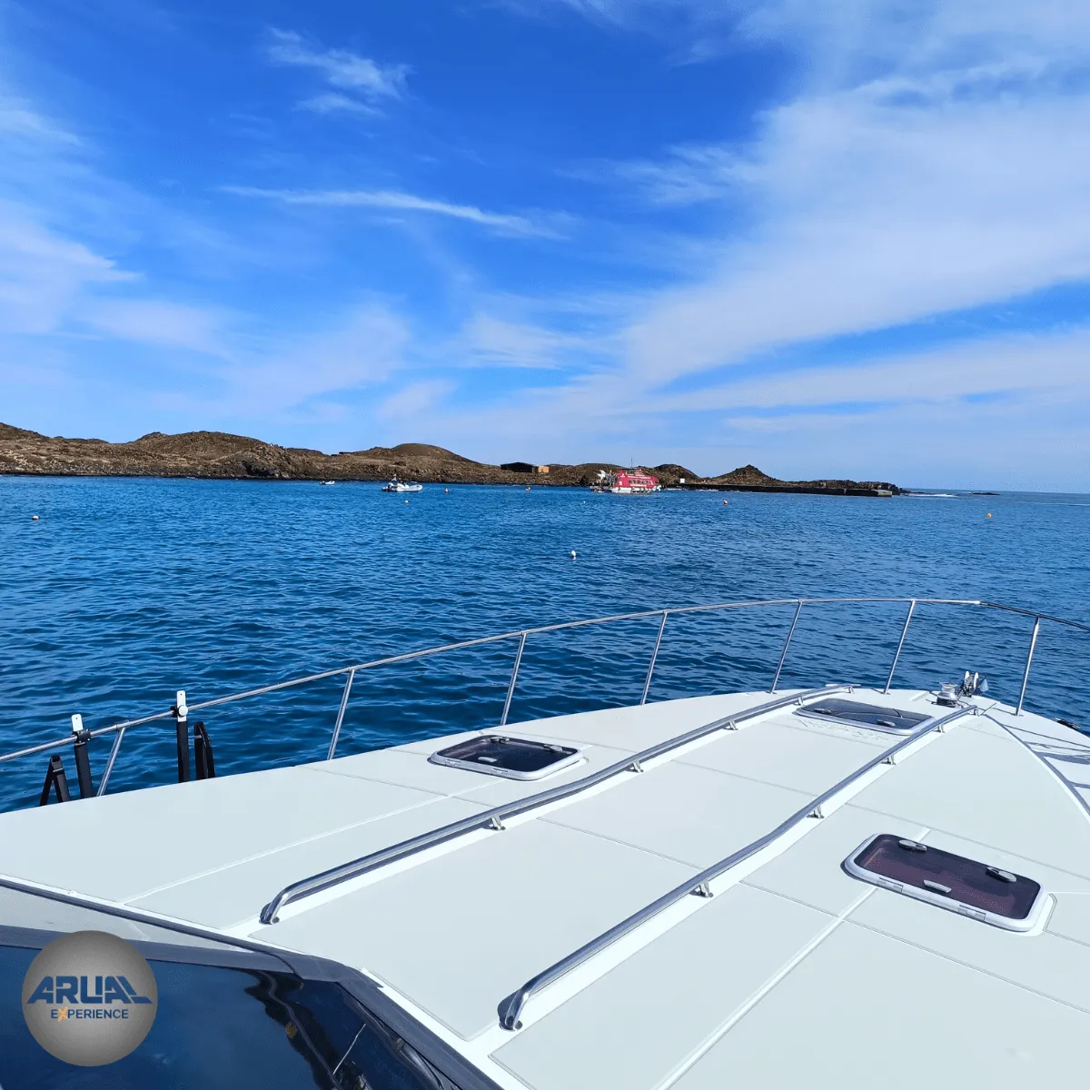 Disfruta de nuestro servicio de alquiler de barco con patrón en Lanzarote, vistas espectaculares, serenidad y total privacidad.