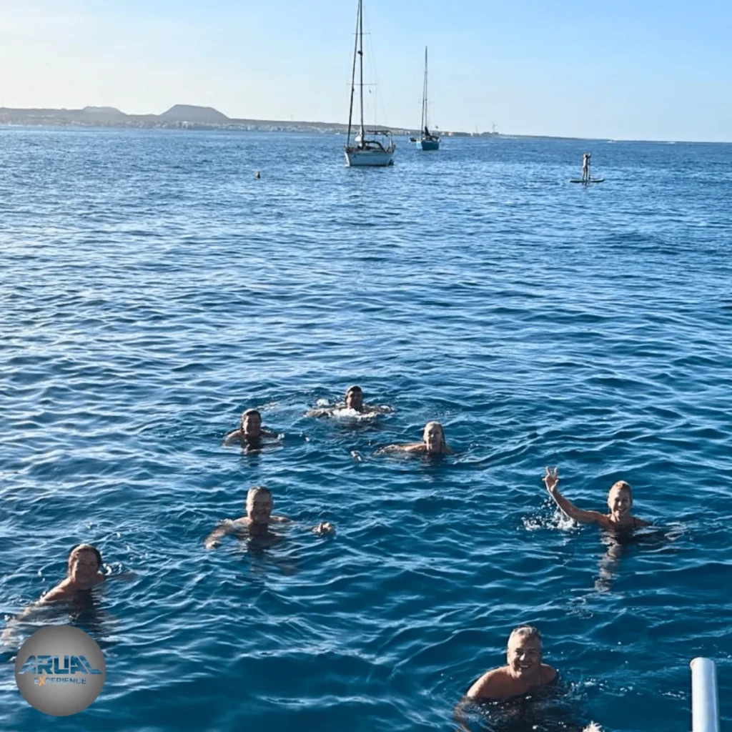 Grupo de clientes disfrutando de un refrescante baño en las aguas de Canarias.