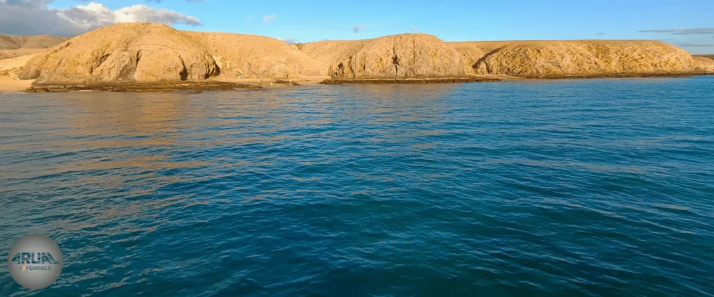 Vista panorámica de la costa de Los Ajaches desde el mar, lugares privilegiados de las Islas Canarias.