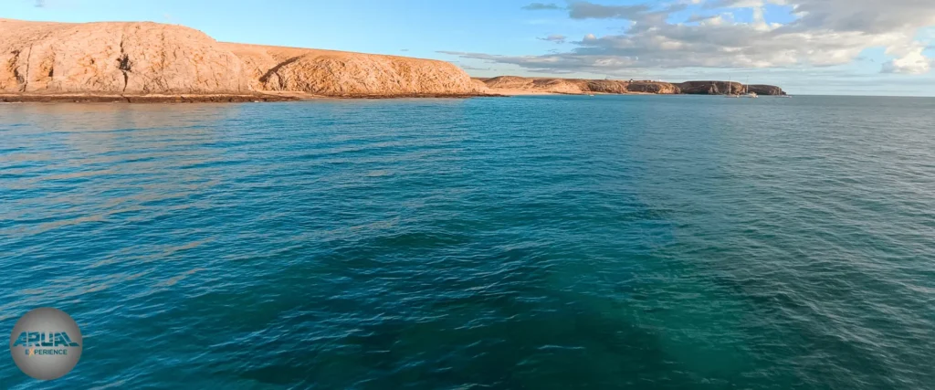 Vista panorámica de la costa sur de Lanzarote, con paisajes volcánicos entremezclados con playas de arena dorada.