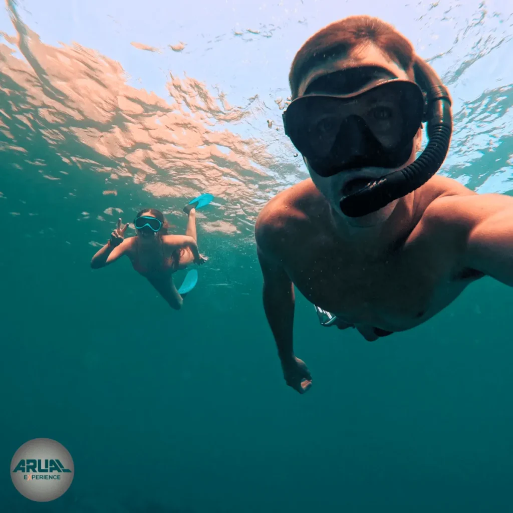 Toma submarina de clientes disfrutando del snorkel bajo las aguas cristalinas del Océano Atlántico.