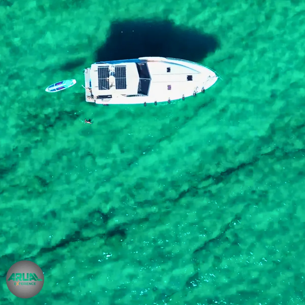Vista aérea del yate ARUAL navegando por aguas cristalinas, símbolo de las excursiones exclusivas en barco en Lanzarote.