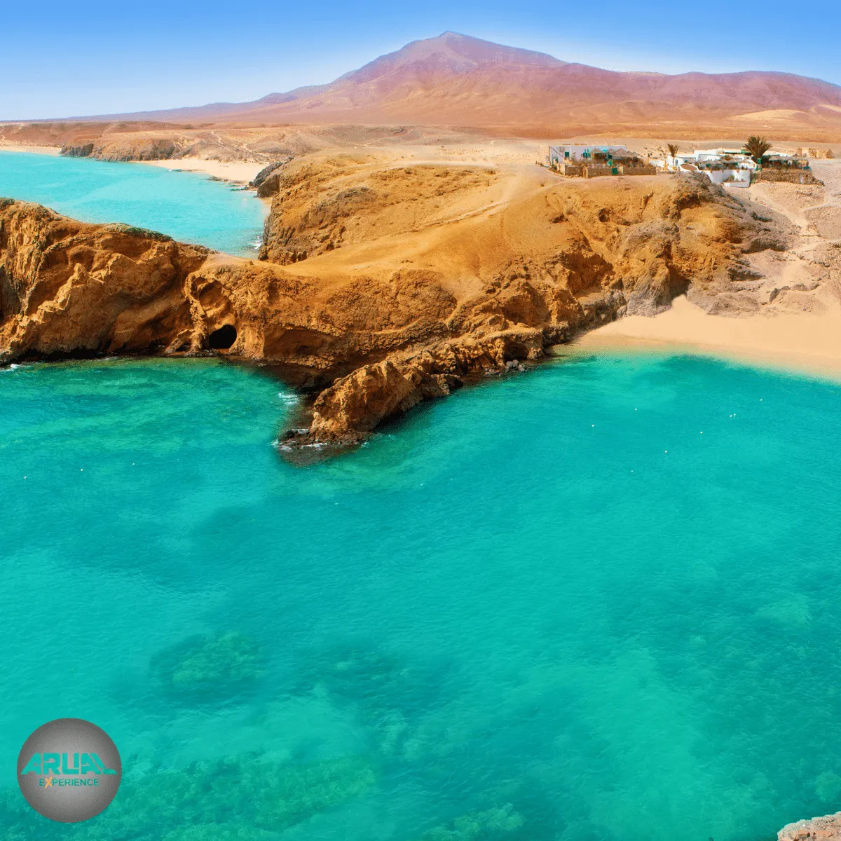 Vista aérea de la costa sur de Lanzarote, punto de partida de nuestras salidas en barco hacia las calas vírgenes de Papagayo.